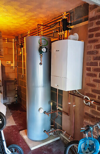 https://plumberoceanreef.com.au/uploads/2025/06/hot-water-684599.jpg